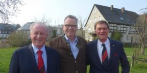 General a.D. Peter Gorgels, Oberst Peter Oser-Veltins, Tischbaas Kurt Büscher v.li.